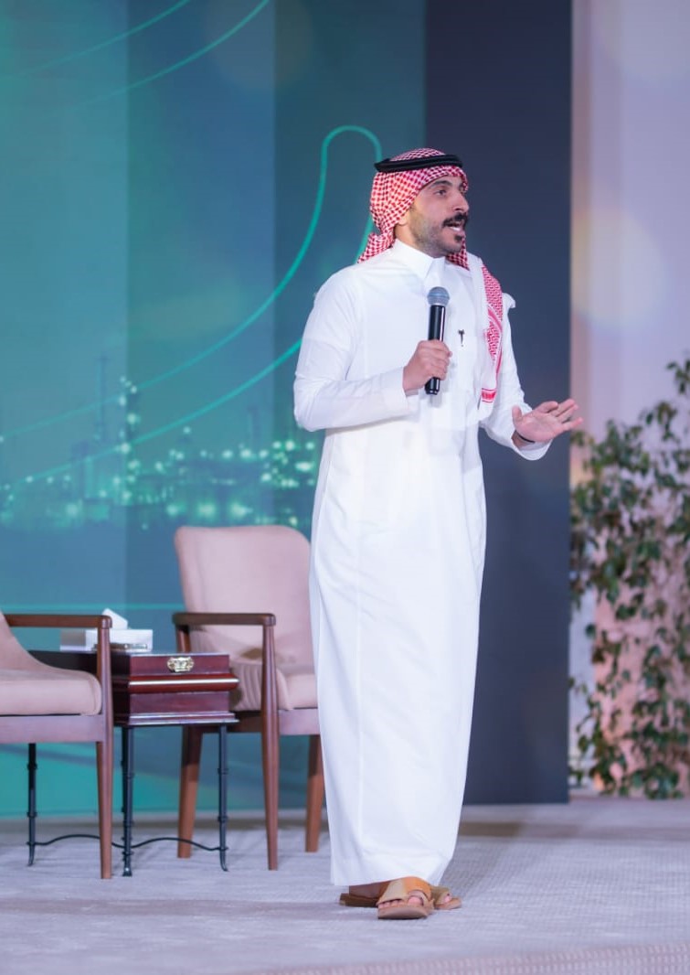 المستشار في إحدى الفعاليات المهنية